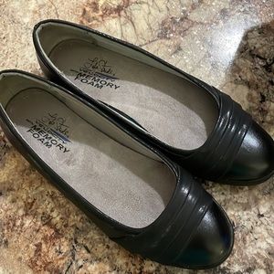 Worn a few times. Women’s black flats, size 7 1/2. Life stride brand.